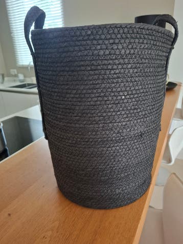 Zwarte rieten mand met handvatten