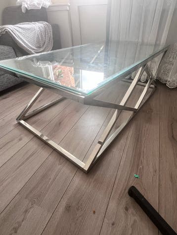 Moderne salontafel RVS onderstel en glazen blad
