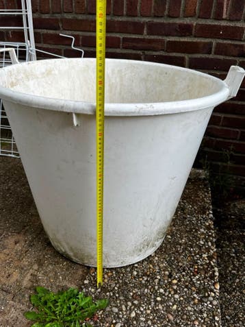 Grote witte kunststof kuip met handgrepen