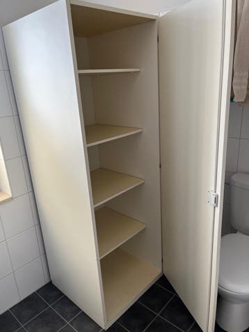 Stevige witte houten kast met vier planken
