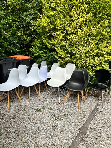 Gratis af te halen: Diverse stoelen (6x wit, 2x wit met onde