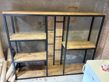 Industriële kast/wijnrek met houten inlegplanken