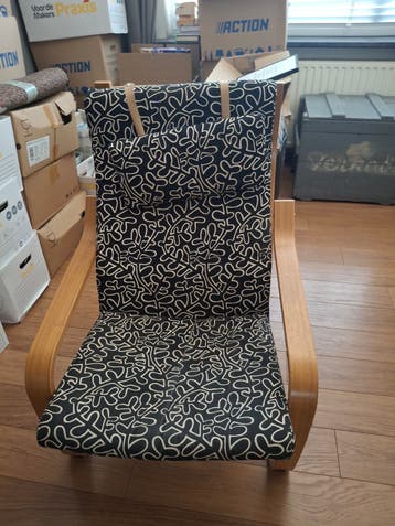 Ikea Poäng fauteuil met zwart-wit kussen