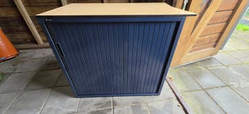Gratis: Compact roldeurkastje met houten blad