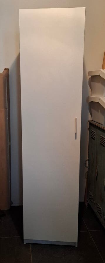 Stevige kast. Gratis af te halen