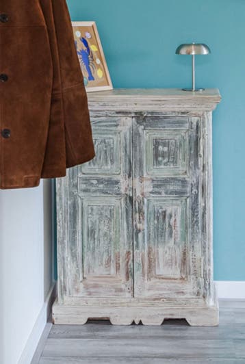 Vintage kast met houtsnijwerk