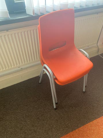 Oranje stoelen - gratis af te halen