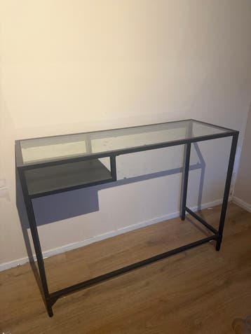 Moderne Tafel met Glazen Blad en Metalen Frame