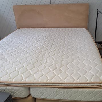 2-Persoons bed met ombouw. Gratis!