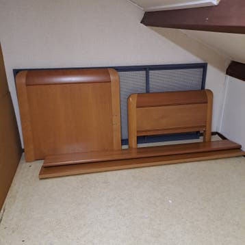 Een-persoons bed met spiraalbodem. Gratis.