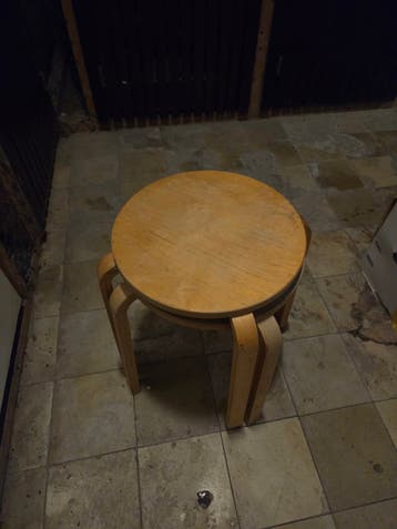 2 houten krukjes gratis op te halen