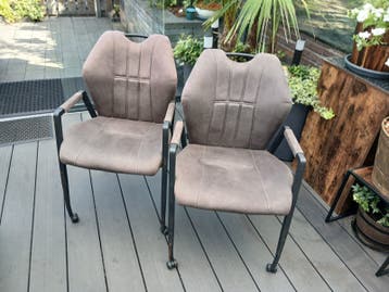 Set van 2 comfortabele eetkamerstoelen met wieltjes