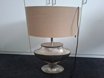 Zware geborsteld stalen lamp met ovale taupe kap