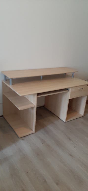 Gratis af te halen: Bureau met lade en opbergruimte