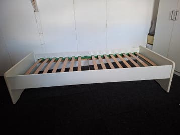 Gratis 1-persoonsbed 90x200 met lattenbodem (mist 1 lat)