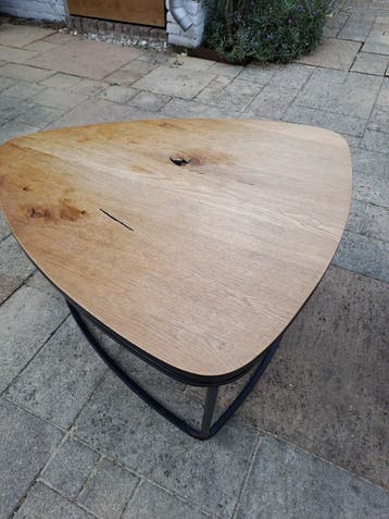 Salontafel met houten blad en metalen onderstel