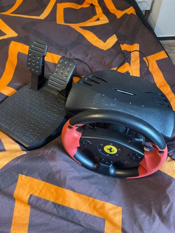 Thrustmaster Ferrari Racing Wheel met pedalen gratis