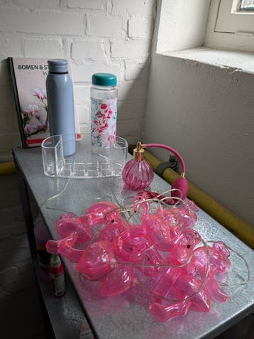 Diverse decoratie en boek: Flamingo, parfum, waterflessen
