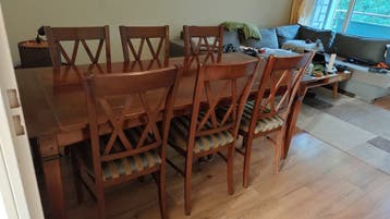 Houten eettafel met 6 stoelen