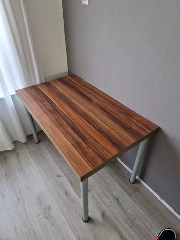Gratis bureau met houtlook blad en metalen poten