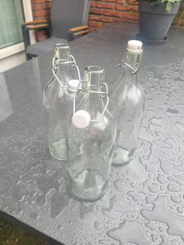 3 glazen flessen die goed afsluiten