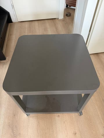Grijs tafeltje op wielen