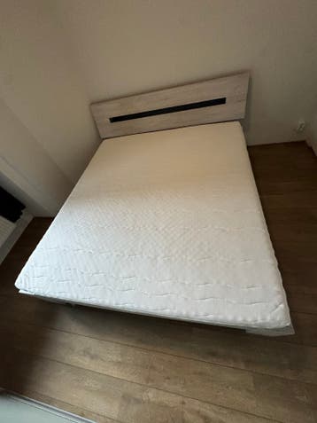 Grartis Bed met matras en topper – Direct beschikbaar