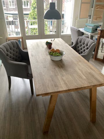 Tafel B91 H75 L202 en twee stoelen gratis