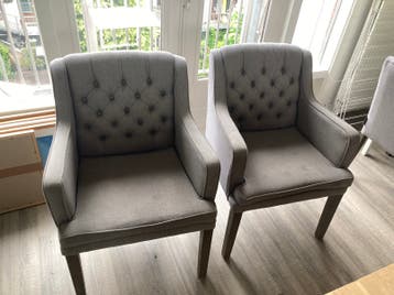 Twee stoelen met bekleding (en tafel) gratis