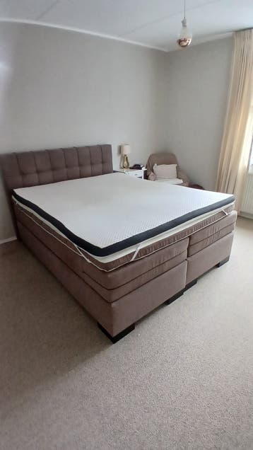 2 persoons boxspring met matrassen.