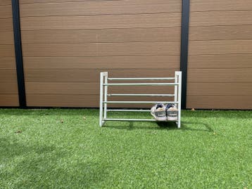 Uitschuifbaar schoenenrek wit hout met metalen buizen
