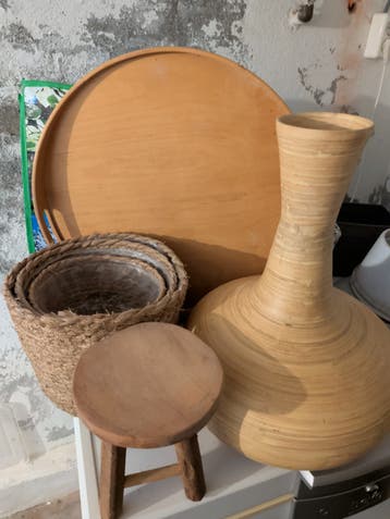 3 rieten plantenpotten houten krukje en houten vaas