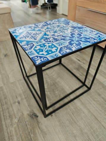 Bijzettafel met blauw tegelpatroon