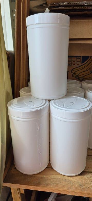 Gratis afhalen: Plastic bussen en potjes (diverse maten)