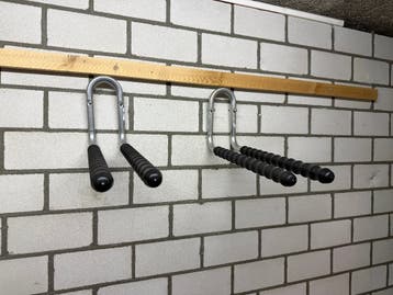 Gratis op te halen: 2 haken om je fiets aan op te hangen
