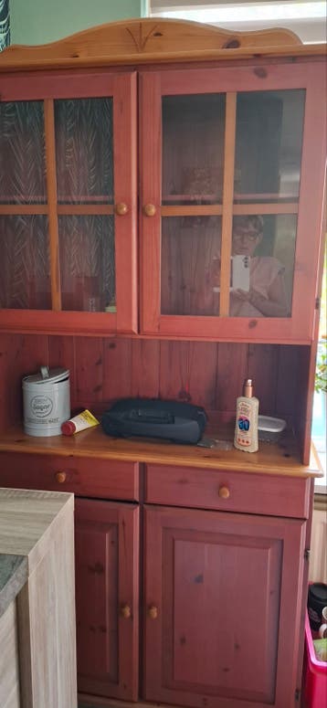 Buffetkast van grenenhout met vitrine en lades