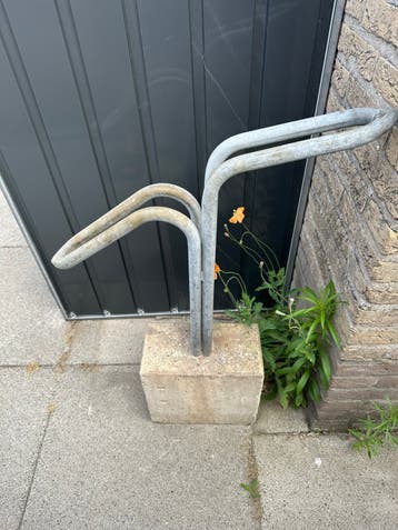 Robuuste fietsbeugel met betonvoet
