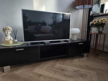Zwart TV-meubel met opbergruimte en metalen poten