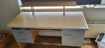 Stevig bureau met opzetstuk en lades
