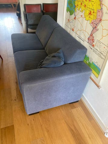 Comfortabele blauwe tweepersoonsbank