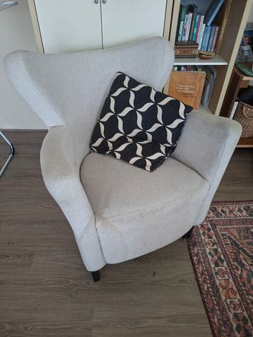 Comfortabele fauteuil met gebruikssporen