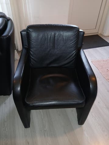 Zwarte leren fauteuils  - gebruikt met beschadigingen