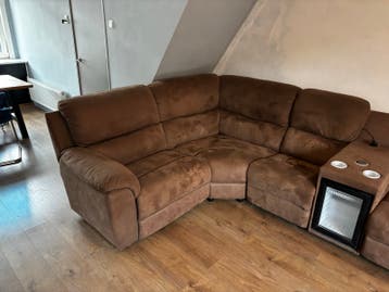 Comfortabele hoekbank met (werkende) MINIBAR