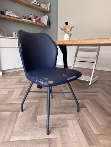 4 blauwe leren eetkamerstoelen met zwart onderstel