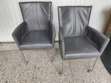 2 eetkamer stoelen. GRATIS