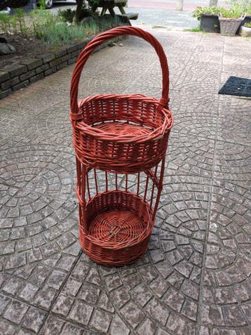 Gratis: Oranjerode rieten mand voor snuisterijen