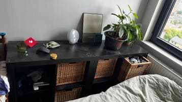 Gratis IKEA Kallax kast donkerbruin met 4 rieten mandjes
