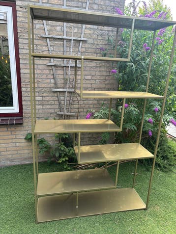 Goudkleurige stellingkast