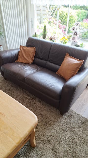 Comfortabele bruine leren driezitsbank