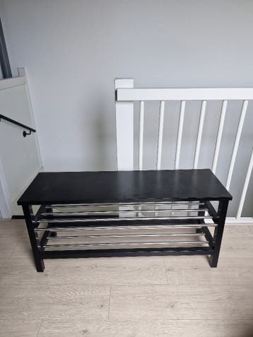 Schoenenrek en stoel